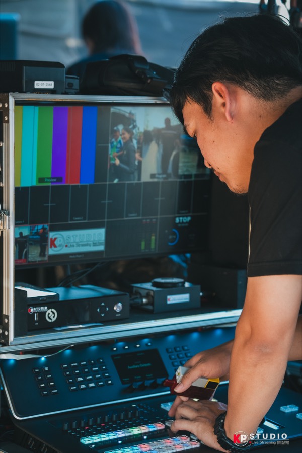 ทีมงานกดปุ่มบนสวิตช์เชอร์ หน้าจอ Multiview แสดงภาพหลายกล้อง