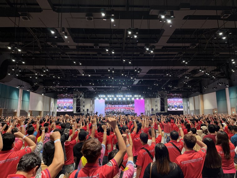 ผู้ร่วมงานจำนวนมากในหอประชุม