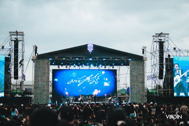 เวทีกลางแจ้งและผู้ชมช่วงกลางวัน